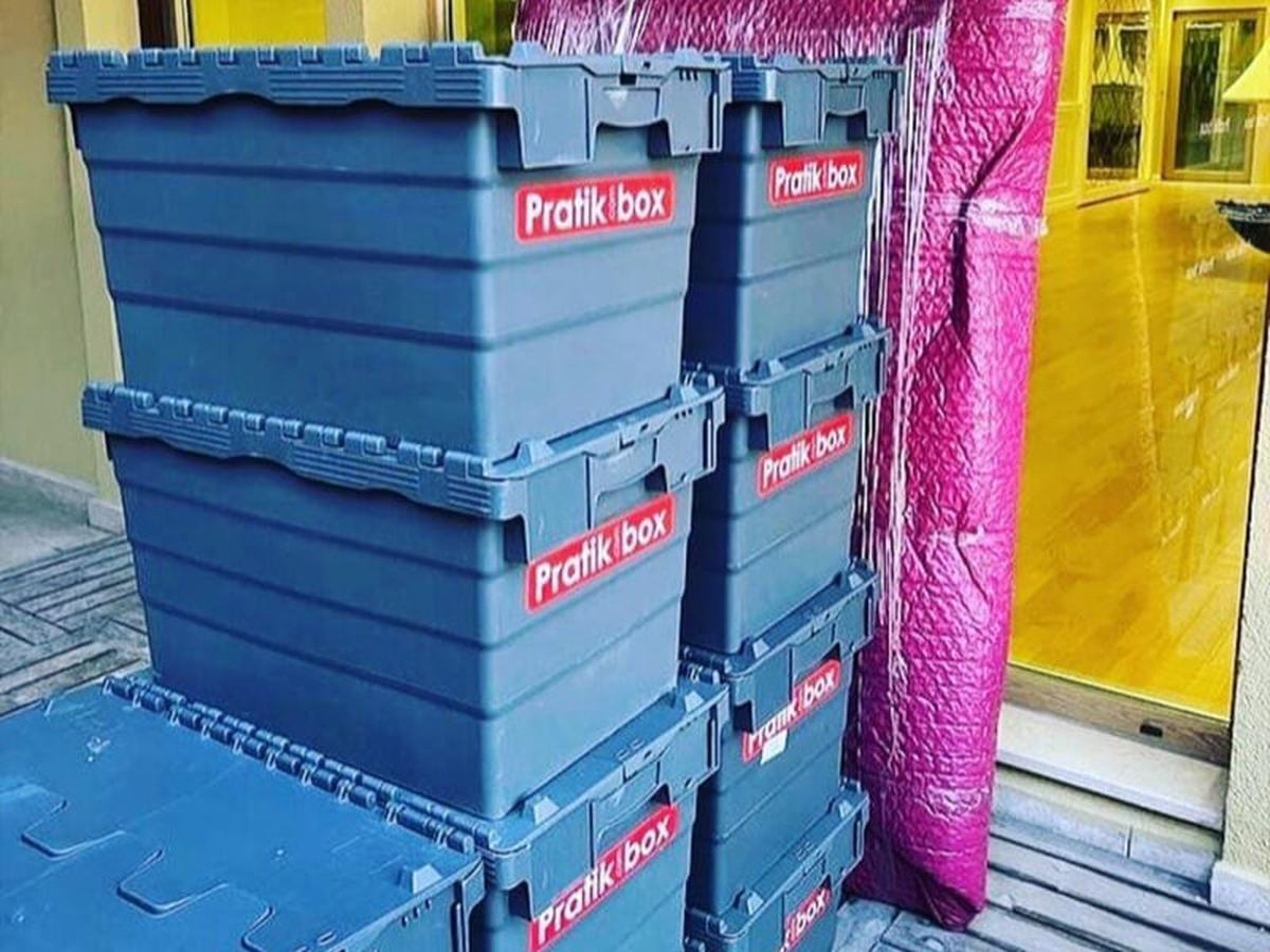 Üst üste dizilmiş plastik taşıma kasaları