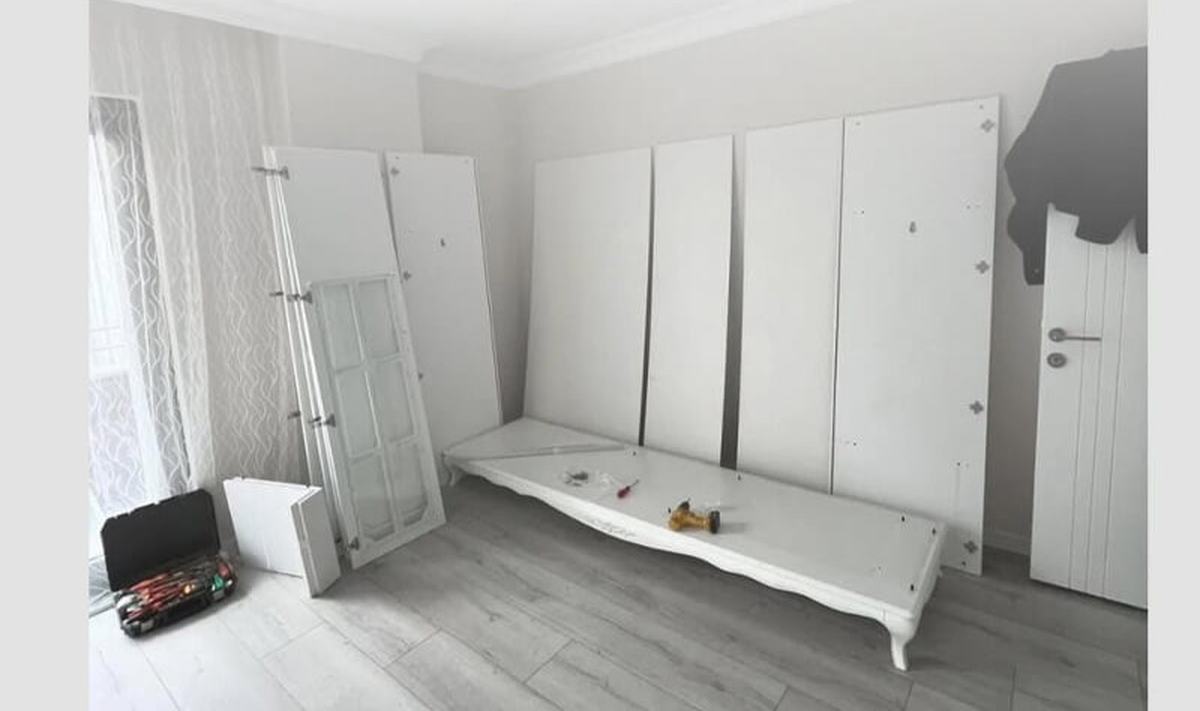 Parçalarına ayrılmış gardırop